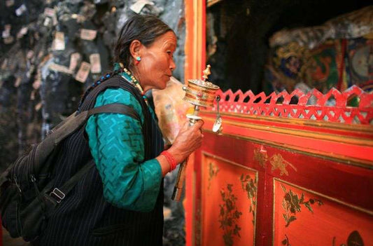 Trekking through Tiger Leaping Gorge